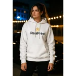 Model feminin purtând hanorac alb, expresie puternică și stil urban contemporan