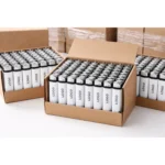 Brichete tip BIC cu desfăcător personalizate alb ambalate în cutii pentru distribuție B2B, soluție eficientă pentru volume mari și vizibilitate constantă a logo-ului în HoReCa și retail.