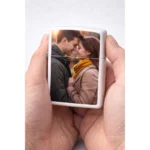 Brichetă metalică personalizată cu fotografie de cuplu, prezentare în mână pentru evidențierea detaliilor printului
