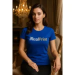 Detaliu personalizare logo iRealPrint aplicat prin transfer termic pe tricou damă albastru regal, imprimare clară cu contrast puternic și aspect premium