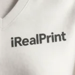 Grup de prietene purtând tricouri damă cu anchior în V personalizate alb la un eveniment în aer liber, ilustrând utilizarea socială și vizibilitatea personalizării