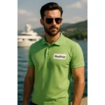 Bărbat purtând tricou polo verde iarbă personalizat iRealPrint într-un cadru elegant outdoor, ținută business casual pentru echipe corporate