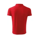 Spate tricou polo bărbați roșu prezentat pe fundal neutru, design simplu și croială modernă potrivită pentru branding și uniforme de companie