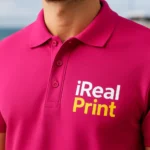 Detaliu personalizare logo iRealPrint pe tricou polo bărbați purpuriu, imprimare clară pe material textil premium pentru vizibilitate maximă