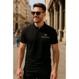 Bărbat purtând tricou polo personalizat negru cu logo iRealPrint într-un cadru urban modern, ținută business casual pentru branding premium