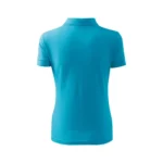 Spate tricou polo damă personalizat turcoaz prezentat pe fundal neutru pentru evidențierea croielii feminine și a designului curat
