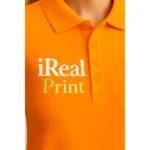 Detaliu personalizare logo aplicat prin transfer termic pe tricou polo damă personalizat portocaliu, evidențiind claritatea printului și textura materialului