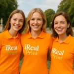 Grup de femei purtând tricouri polo damă personalizate orange cu logo vizibil, echipă unită și branding memorabil