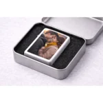 Brichetă tip Zippo personalizată cu imagine foto, așezată în cutie metalică, produs premium pentru colecție sau branding