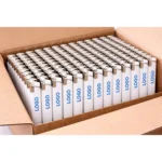 Cutie cu brichete slim personalizate albe pregătite pentru distribuție promoțională în volum. Soluție eficientă pentru campanii B2B, evenimente corporate și materiale promoționale pentru firme.