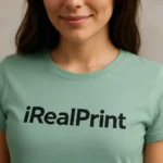 Model feminin purtând tricou damă personalizat sage într-un cadru interior elegant, evidențiind stilul modern al produsului