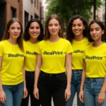 Grup de femei purtând tricouri damă personalizate galben lămâie într-un context urban, exemplu de utilizare pentru echipe, evenimente sau branding vizibil