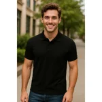 Model masculin purtând tricou polo bărbați negru într-un cadru urban elegant, look casual profesional potrivit pentru promovare brand și echipe corporate