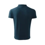 Spate tricou polo bărbați personalizat albastru navy prezentat pe fundal neutru pentru evidențierea croielii masculine și a designului curat
