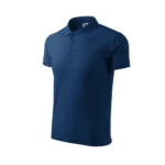 Tricou polo bărbați personalizat albastru nocturn prezentat din perspectivă trei sferturi pentru evidențierea formei ergonomice și a materialului premium