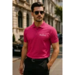 Bărbat purtând tricou polo purpuriu personalizat pe stradă într-un context urban elegant, ținută business casual pentru imagine de brand modernă