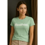 Detaliu logo alb iRealPrint aplicat prin transfer termic pe tricou damă personalizat sage, evidențiind contrastul și calitatea personalizării