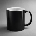 Prezentare minimalista pentru cana termosensibila personalizata alb, cu iluminare soft care scoate in evidenta finisajul ceramic elegant