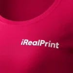 Bluză damă personalizată roz zmeură cu logo iRealPrint poziționat central pentru vizibilitate maximă
