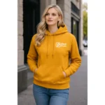 Hanorac dama old gold personalizat purtat in oras, stil urban elegant cu prezenta feminina rafinata si look modern