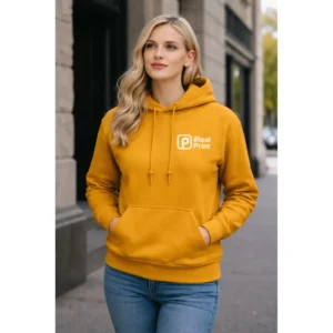 Hanorac dama old gold personalizat purtat in oras, stil urban elegant cu prezenta feminina rafinata si look modern