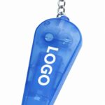 Detaliu close-up breloc cu fluier și lanternă albastru, accent pe personalizare logo și design multifuncțional transparent