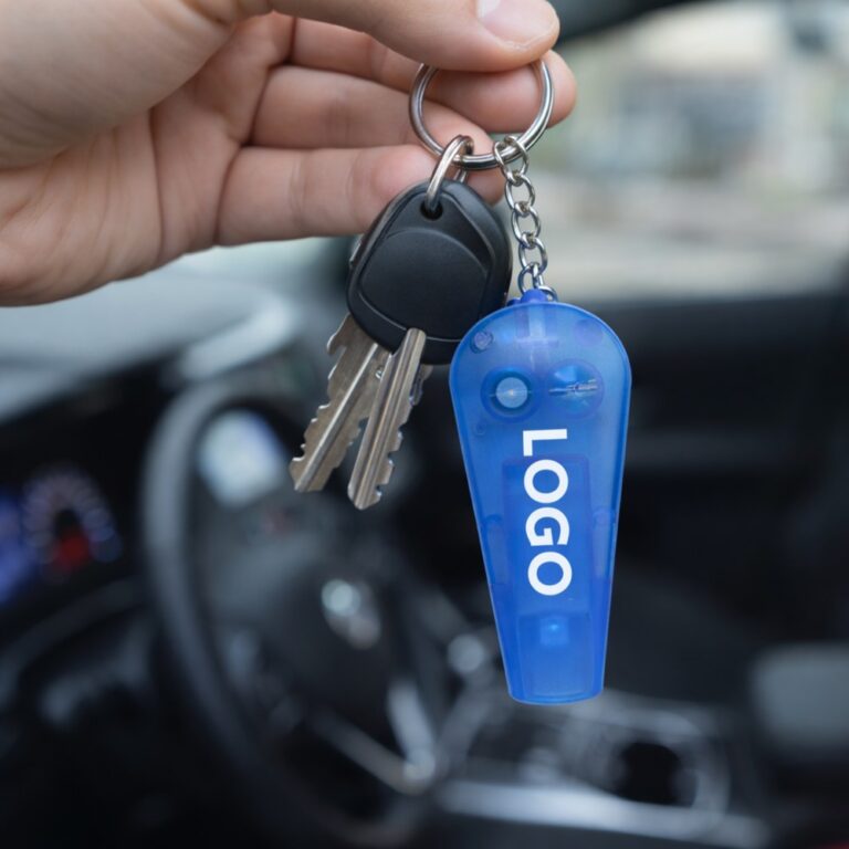 Breloc albastru cu fluier și lanternă prins la chei, scenă lifestyle pentru activități dinamice și semnalizare rapidă în utilizare reală