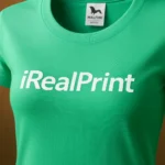 Detaliu personalizare logo iRealPrint alb aplicat prin transfer termic pe tricou damă verde mentă, imprimare clară pe material din bumbac