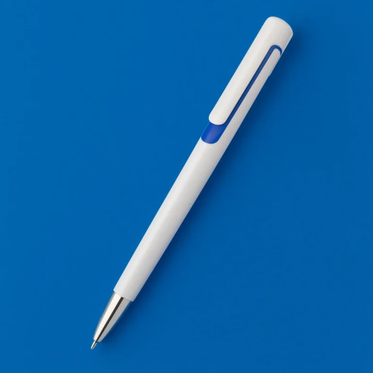 Pix plastic personalizat Nuba White albastru prezentat pe fundal albastru, pix promoțional modern pentru branding corporate și personalizare cu logo