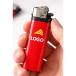 Brichete tip BIC personalizate roșii cu logo prezentate în serie mare, imagine de producție pentru produse promoționale utilizate în campanii de marketing și distribuție corporate.