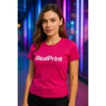 Detaliu personalizare logo iRealPrint aplicat prin transfer termic pe tricou damă personalizat roz orhidee, evidențiind textura materialului