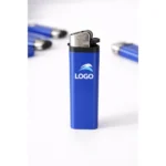 Brichetă tip BIC albastră personalizată cu logo ținută în mână, imagine de utilizare reală a produsului promoțional pentru branding vizibil și expunere repetată în viața de zi cu zi.