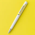 Pix plastic personalizat Nuba White galben prezentat pe fundal galben vibrant, pix promoțional modern pentru branding vizibil și personalizare cu logo companie
