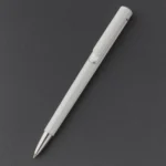 Pix plastic personalizat Nuba White argintiu prezentat pe fundal închis, pix promoțional elegant pentru branding profesional și personalizare cu logo