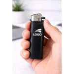 Brichetă tip BIC neagră personalizată cu logo ținută în mână, imagine de utilizare reală a produsului promoțional pentru expunere naturală a brandului în viața de zi cu zi.