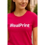 Tricou damă personalizat roz orhidee prezentat frontal pe fundal neutru, evidențiind croiala feminină și suprafața pentru personalizare
