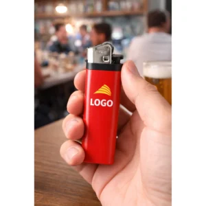 Brichetă tip BIC roșie personalizată cu logo prezentată individual pe fundal neutru, produs promoțional clasic pentru branding vizibil și personalizare prin tampografie sau print UV.