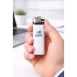 Brichetă tip BIC albă personalizată cu logo prezentată individual pe fundal neutru, produs promoțional ideal pentru branding și campanii publicitare.