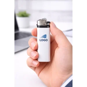 Brichetă tip BIC albă personalizată cu logo prezentată individual pe fundal neutru, produs promoțional ideal pentru branding și campanii publicitare.