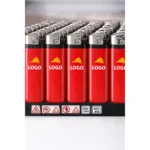 Brichetă promoțională tip BIC roșie personalizată cu logo ținută în mână, imagine de utilizare reală a produsului pentru expunere naturală a brandului în activități zilnice.
