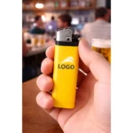 Brichetă tip BIC galbenă personalizată cu logo prezentată individual pe fundal neutru, produs promoțional vizibil pentru branding și personalizare prin tampografie sau print UV.