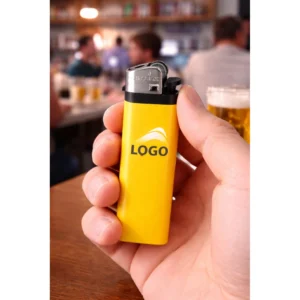 Brichetă tip BIC galbenă personalizată cu logo prezentată individual pe fundal neutru, produs promoțional vizibil pentru branding și personalizare prin tampografie sau print UV.