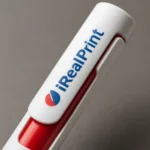 Pix plastic personalizat Nuba White roșu evidențiind designul modern cu corp alb și accente roșii, produs promoțional pentru branding corporate și evenimente business