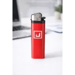 Brichetă tip BIC roșie personalizată cu logo utilizată într-un bar, produs promoțional frecvent întâlnit în HoReCa pentru branding vizibil și distribuție către clienți.