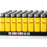 Brichetă tip BIC galbenă personalizată cu logo ținută în mână, imagine de utilizare reală a produsului promoțional care evidențiază brandingul vizibil în viața de zi cu zi.