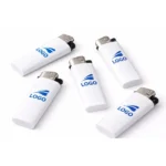Brichete tip BIC personalizate albe prezentate cu exemple de personalizare cu logo, text și simbol grafic pentru branding promoțional.