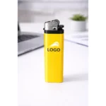Brichetă tip BIC galbenă personalizată cu logo utilizată într-un bar, produs promoțional ideal pentru HoReCa, evenimente și distribuție în contexte sociale.