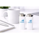 Brichete tip BIC personalizate albe prezentate în studio pe fundal neutru, produse promoționale utilizate în campanii de marketing.