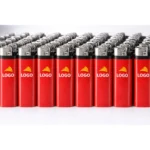 Brichetă tip BIC roșie personalizată cu logo prezentată pe birou modern lângă laptop, produs promoțional utilizat pentru branding în campanii corporate și activări de brand.