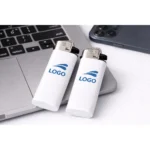 Brichetă tip BIC albă personalizată cu logo prezentată individual pe fundal neutru, produs promoțional ideal pentru branding și campanii publicitare.